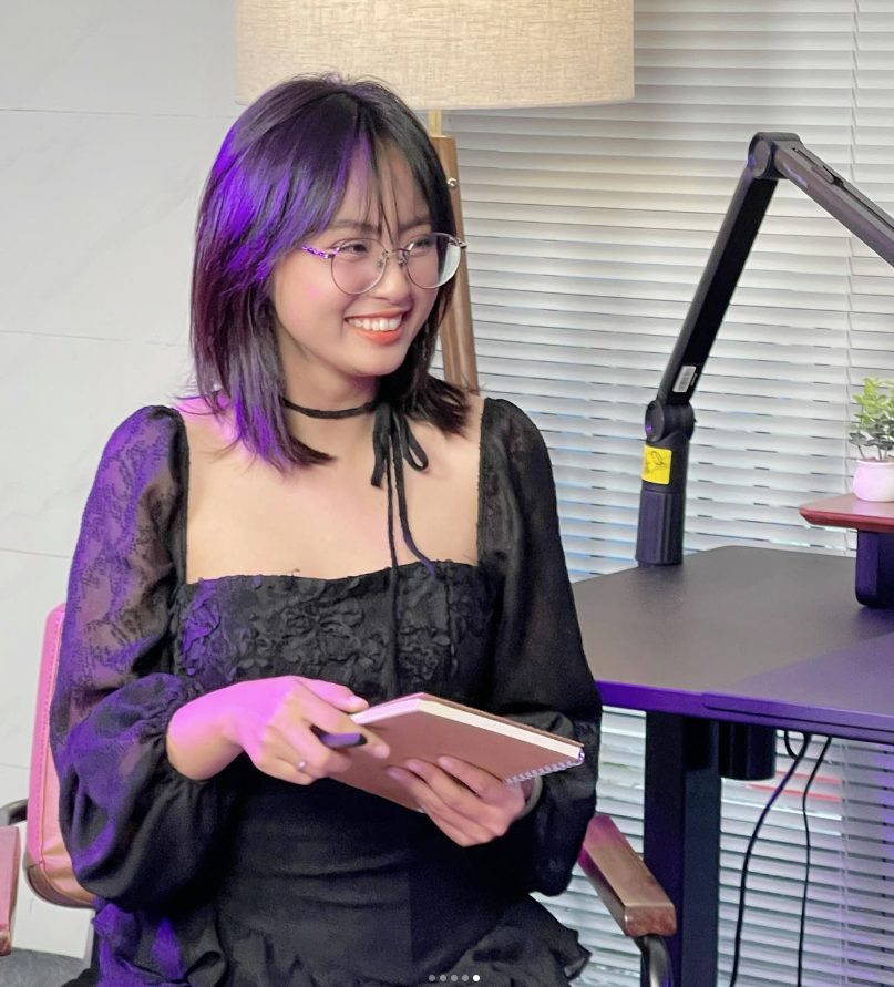 Chụp vội khoảnh khắc trong lao động của Minh Nghi, fan nức nở bởi thần thái vẫn ở "cái tầm" - Ảnh 4. Chụp vội khoảnh khắc trong lao động của Minh Nghi, fan nức nở bởi thần thái vẫn ở "cái tầm" - Ảnh 4.