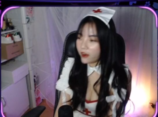 Mẹ một con cosplay y tá lên livestream, cả kênh sóng "bùng nổ" - Ảnh 6.