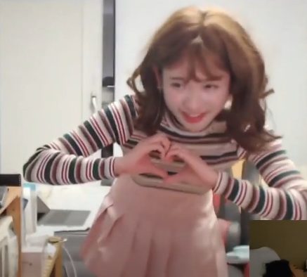 Cúi người quá sâu để cảm ơn fan, nữ streamer rơi luôn 'phụ tùng' quan trọng screenshot81 1675760614913940522315 1675828436167 16758284362922008414027