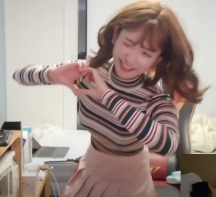 Cúi người quá sâu để cảm ơn fan, nữ streamer rơi luôn 'phụ tùng' quan trọng screenshot82 1675760614898938508301 1675828441414 1675828441535988974145