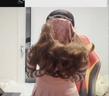 Cúi người quá sâu để cảm ơn fan, nữ streamer rơi luôn 'phụ tùng' quan trọng screenshot83 16757607181491239372245 1675828447015 1675828447116875439356