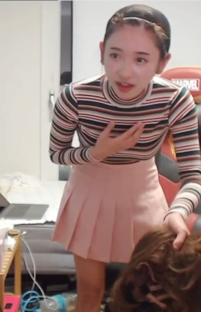 Cúi người quá sâu để cảm ơn fan, nữ streamer rơi luôn 'phụ tùng' quan trọng screenshot84 1675760718133311667900 1675828456024 16758284561191374853931