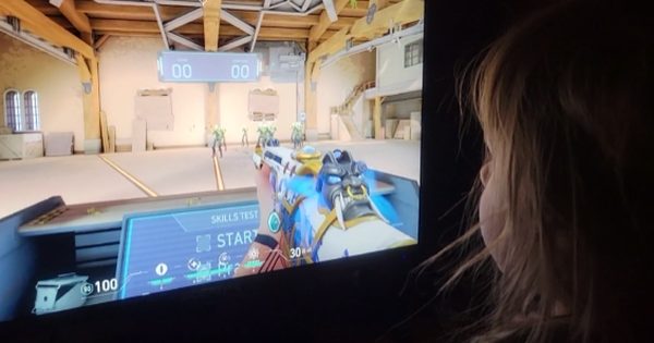 Fan nhà Riot “chơi lớn”, để con gái 3 tuổi trải nghiệm game và cái kết không tưởng sdfsd 17055599980971377151092 0 0 353 565 crop 17055600026551989662391png