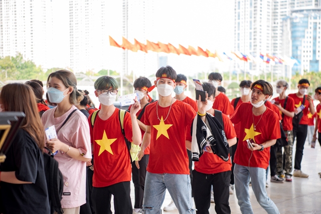 Quá cuồng nhiệt, CĐV Việt Nam chấp nhận xếp hàng qua đêm chờ nhận vé xem Esports, chẳng kém dòng người chờ mua iPhone! - Ảnh 7. Quá cuồng nhiệt, CĐV Việt Nam chấp nhận xếp hàng qua đêm chờ nhận vé xem Esports, chẳng kém dòng người chờ mua iPhone! - Ảnh 7.