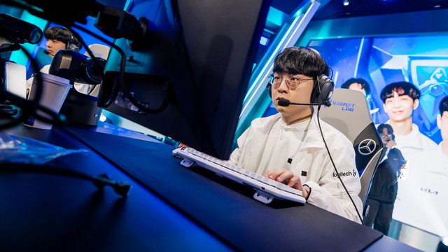 ShowMaker cũng trở thành tuyển thủ LCK đầu tiên trong lịch sử không vào được vòng Tứ kết ở 2 kỳ CKTG liên tiếp ShowMaker cũng trở thành tuyển thủ LCK đầu tiên trong lịch sử không vào được vòng Tứ kết ở 2 kỳ CKTG liên tiếp