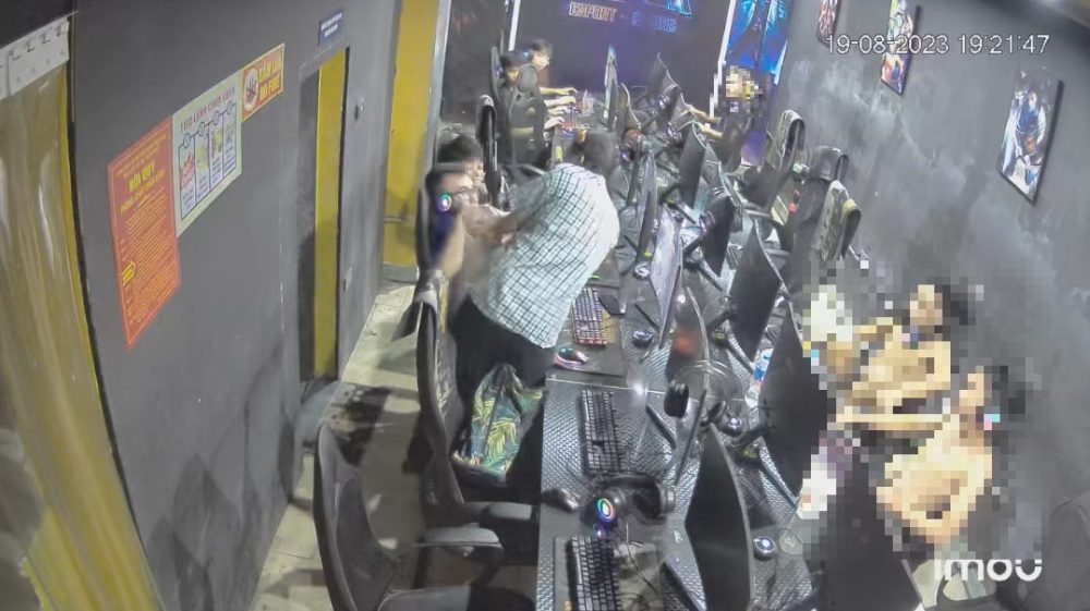 Đang ngồi trong quán nét, hai game thủ bỗng nhiên bị một bạn nữ lao vào “tác động vật lý” vì lý do khó đỡ - Ảnh 1. Đang ngồi trong quán nét, hai game thủ bỗng nhiên bị một bạn nữ lao vào “tác động vật lý” vì lý do khó đỡ - Ảnh 1.