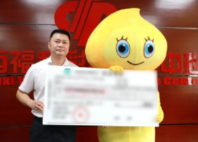 Trúng số độc đắc, người đàn ông có hành động đi vào lòng hội chị em, được dân mạng vỗ tay rần rần - Ảnh 1. Trúng số độc đắc, người đàn ông có hành động đi vào lòng hội chị em, được dân mạng vỗ tay rần rần - Ảnh 1.