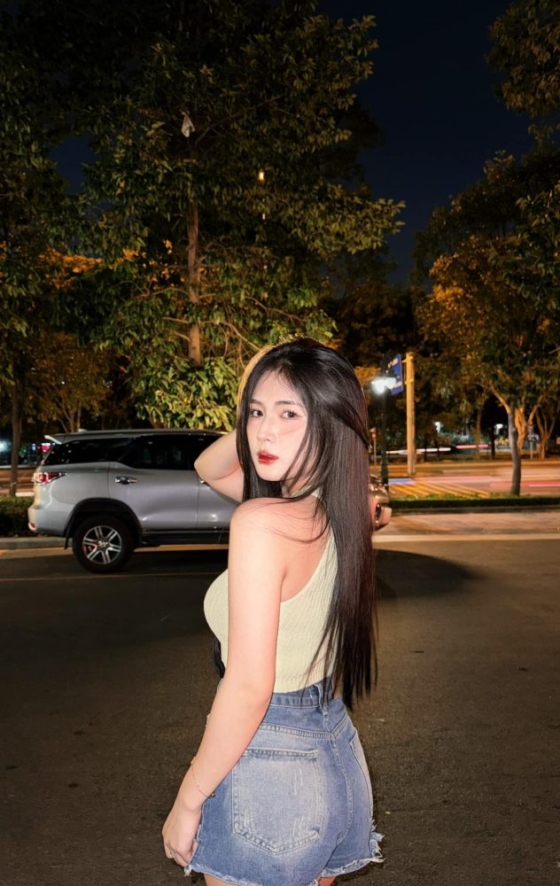 v3 Quỳnh Alee khoe vòng một đầy đặn khiến fan hâm mộ phải "đứng ngồi không yên" v3