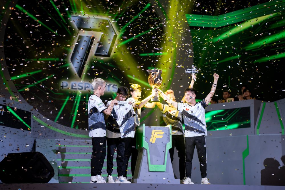 Tuyển thủ P Esports bật khóc nức nở ngay khi lên ngôi Yomost VFL Summer 2023 - Ảnh 5.