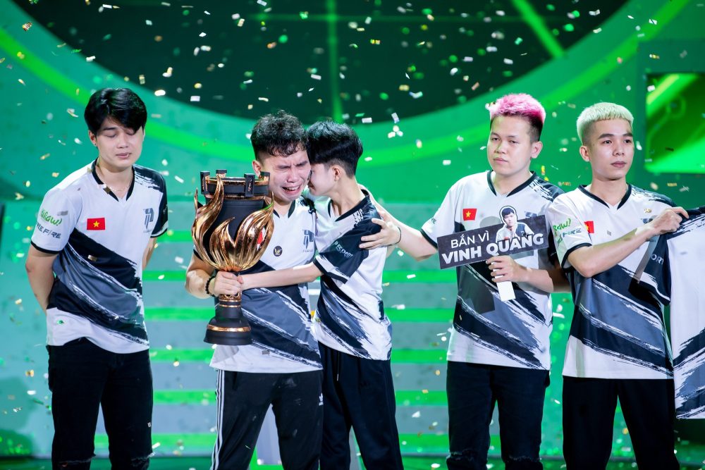 Tuyển thủ P Esports bật khóc nức nở ngay khi lên ngôi Yomost VFL Summer 2023 - Ảnh 2.