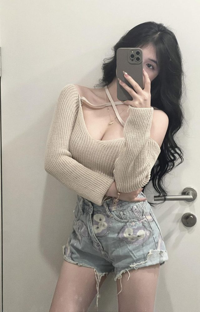 w2 Quỳnh Alee khoe dáng "bốc lửa" hậu giảm cân thành công: Mặt học sinh, thân hình phụ huynh w2