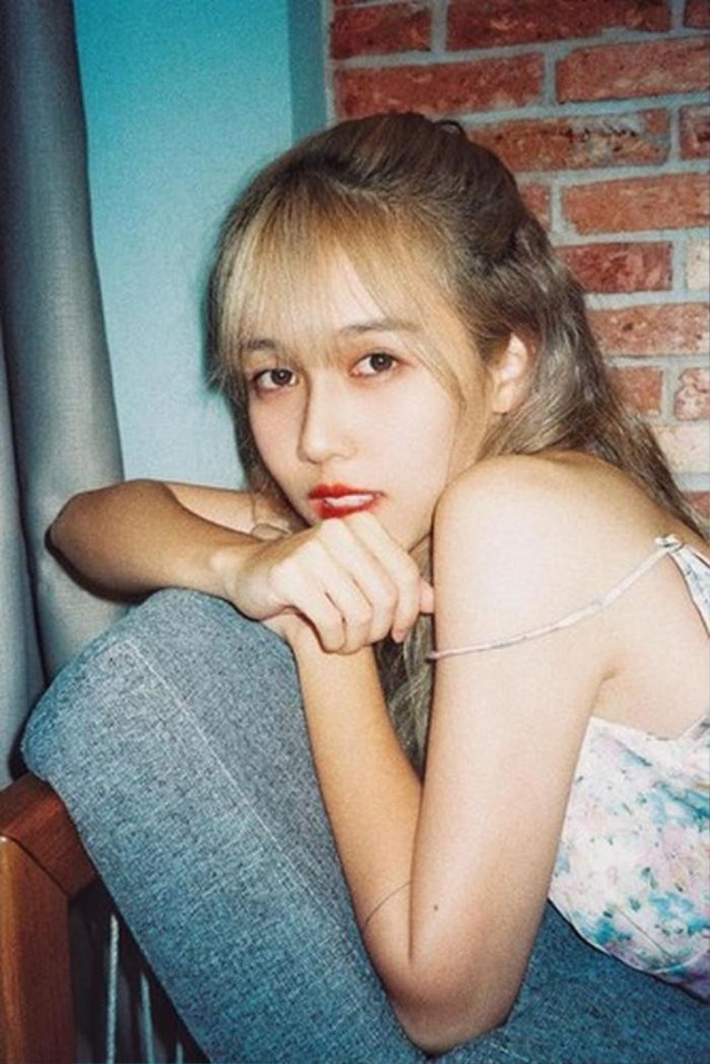 Thoát vai "đứa trẻ chậm lớn", Hậu Hoàng diện đồ hở, cùng loạt biểu cảm "khó đỡ" trong diện mạo mới - Ảnh 2. Thoát vai "đứa trẻ chậm lớn", Hậu Hoàng diện đồ hở, cùng loạt biểu cảm "khó đỡ" trong diện mạo mới - Ảnh 2.