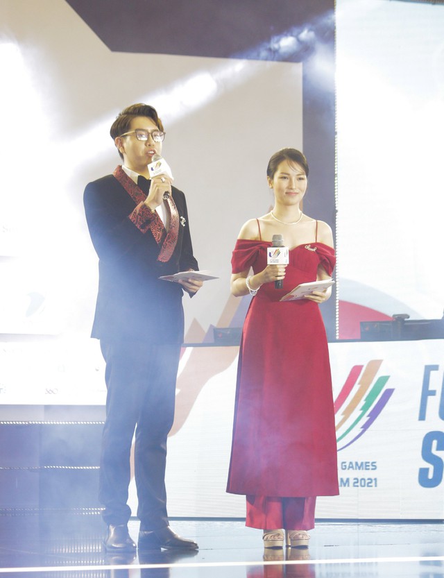Ngắm lại hình ảnh nữ MC Esports trong ngày thi đấu cuối cùng tại SEA Games 31: Phương Thảo “đụng” sắc Khánh Linh - Ảnh 9. Ngắm lại hình ảnh nữ MC Esports trong ngày thi đấu cuối cùng tại SEA Games 31: Phương Thảo “đụng” sắc Khánh Linh - Ảnh 9.