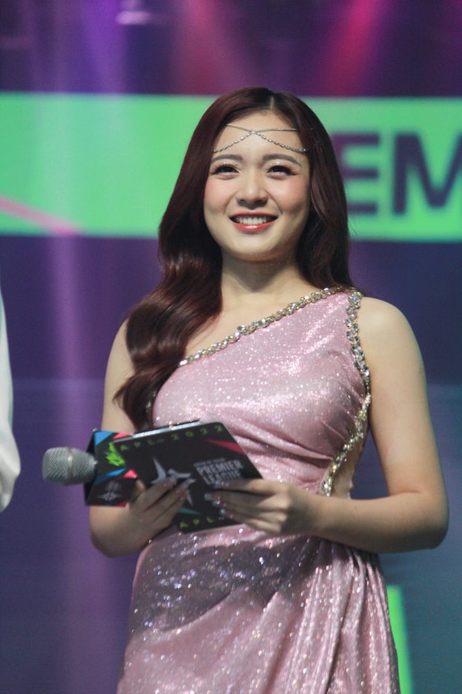 z3964139879453d45793618d92b9cd923e7ea7f7d4b5d4-1671171848335202438513-1671186451401-1671186451682921260600 Cùng gặp tình huống bất ngờ trên sân khấu lớn, hai MC Liên Quân xử lý cực khéo z3964139879453d45793618d92b9cd923e7ea7f7d4b5d4 1671171848335202438513 1671186451401 1671186451682921260600