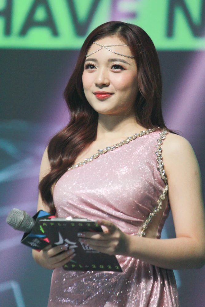 z3964139918105284cbe6e2c179ae1baf1246be6ac33f3-16711718483631022140534-1671186453144-1671186453517317849657 Cùng gặp tình huống bất ngờ trên sân khấu lớn, hai MC Liên Quân xử lý cực khéo z3964139918105284cbe6e2c179ae1baf1246be6ac33f3 16711718483631022140534 1671186453144 1671186453517317849657