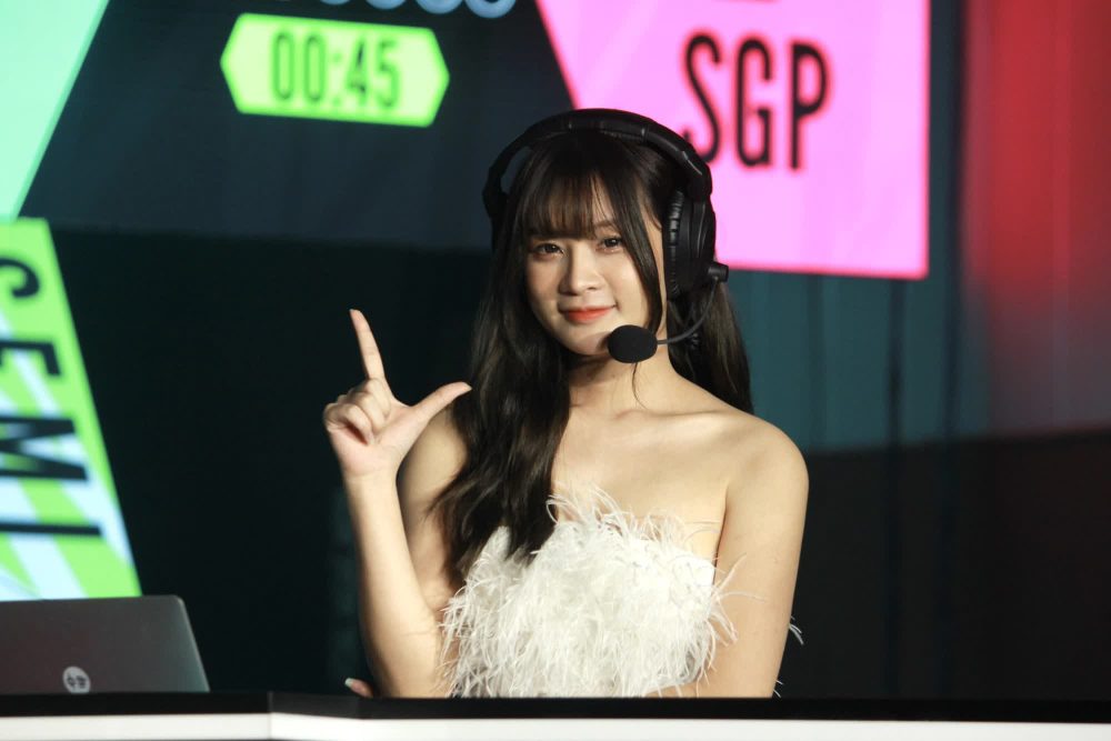 Cùng gặp tình huống bất ngờ trên sân khấu lớn, hai MC Liên Quân xử lý cực khéo - Ảnh 7. Cùng gặp tình huống bất ngờ trên sân khấu lớn, hai MC Liên Quân xử lý cực khéo - Ảnh 7.