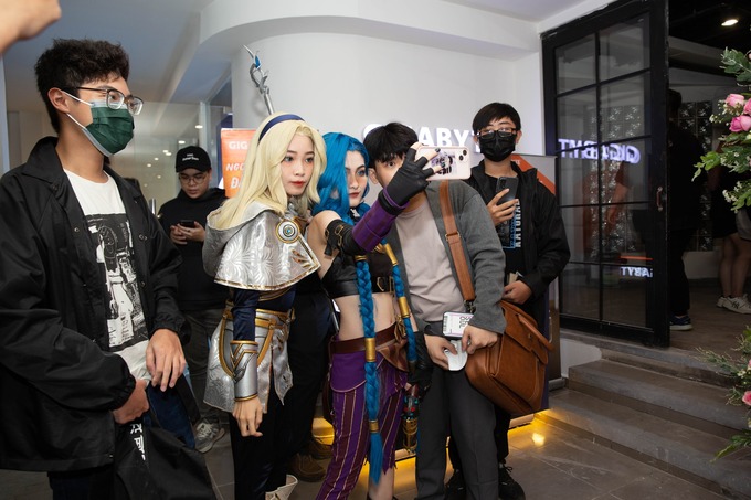 Mai Dora xúng xính đi ủng hộ lễ khai trương gamehome của Văn Tùng: Ra dáng bà chủ z6 1