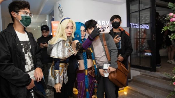 Mai Dora xúng xính đi ủng hộ lễ khai trương gamehome của Văn Tùng: Ra dáng bà chủ 28 Mai Dora xúng xính đi ủng hộ lễ khai trương gamehome của Văn Tùng: Ra dáng bà chủ z6jpg