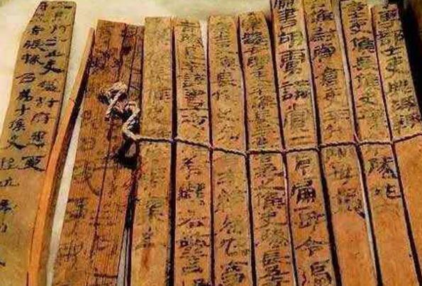 Dập tắt giếng cổ sâu 17m bốc cháy ngùn ngụt, chuyên gia phát hiện hơn 36.000 vật lạ