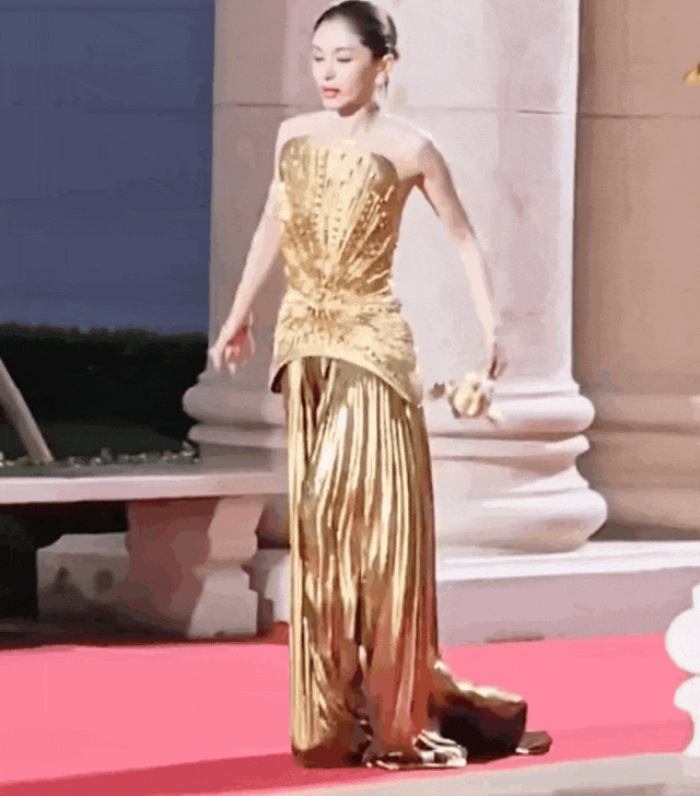 1 nữ diễn viên ngã