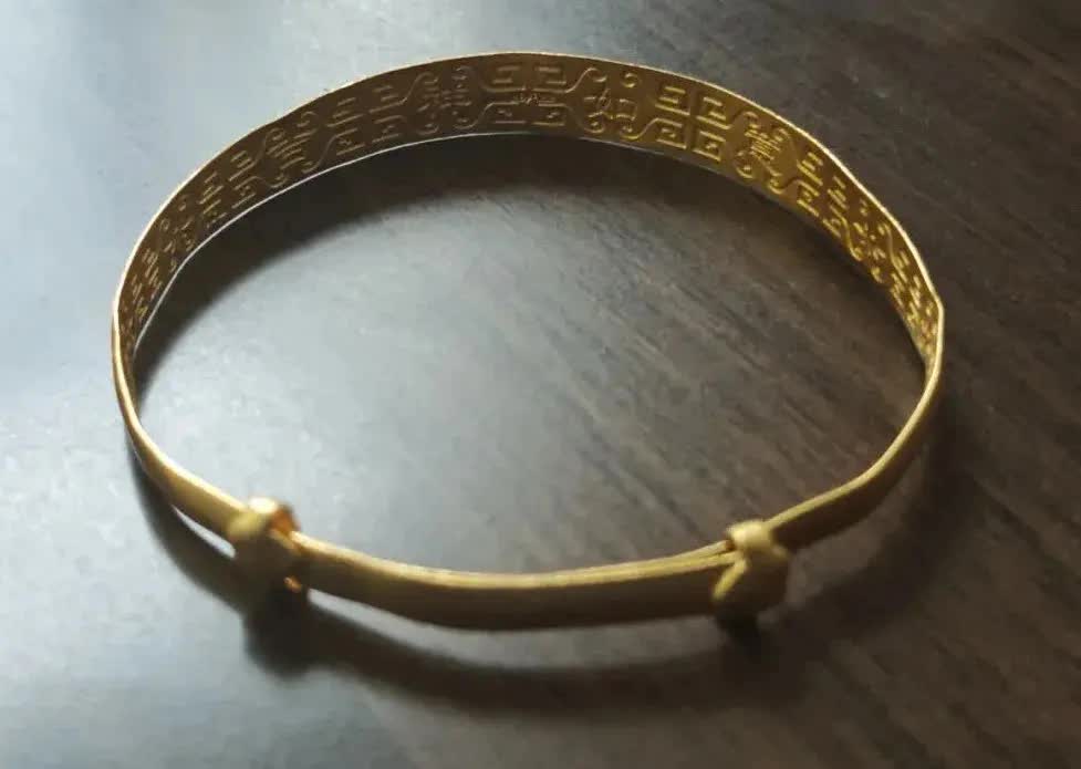 Rửa vòng vàng cho sạch, cân lên