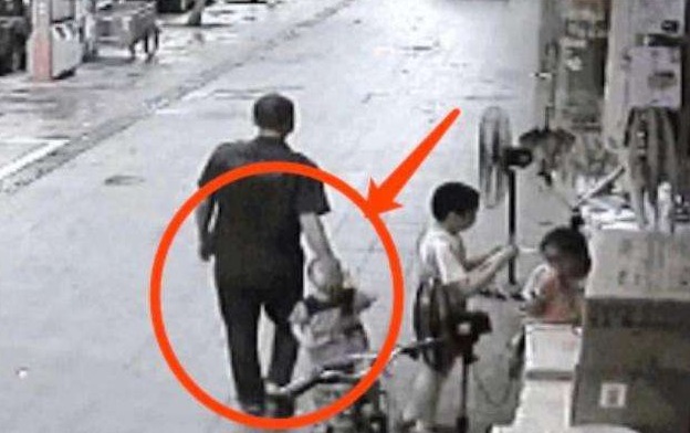 Bị kẻ buôn người kéo đi, đứa bé hoảng hốt nói 2 từ, ai ngờ thoát ngoạn mục!- Ảnh 1.