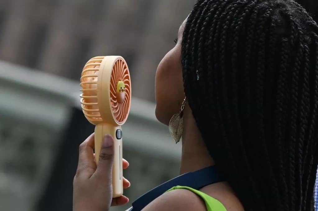 Lo ngại rác thải từ trào lưu dùng quạt cầm tay- Ảnh 2.