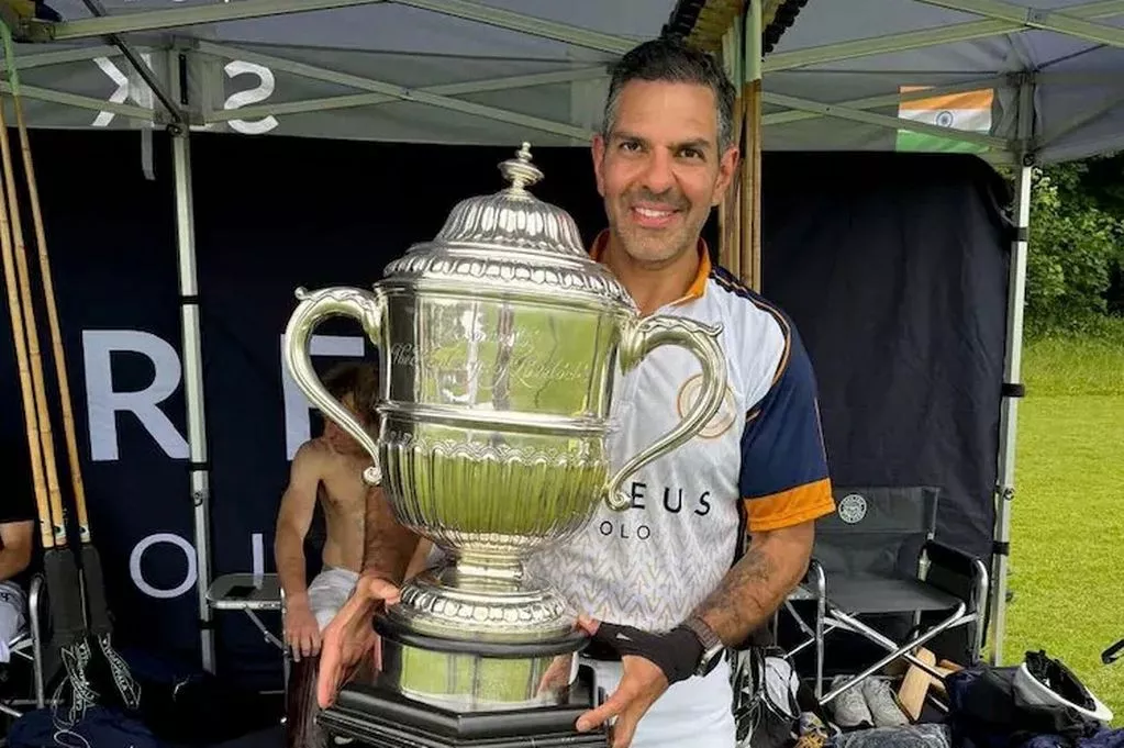 Tỷ phú thân thiết với Thái tử William qua đời vì ong đốt vào miệng trong trận đấu polo- Ảnh 1. Tỷ phú thân thiết với Thái tử William qua đời vì ong đốt vào miệng trong trận đấu polo- Ảnh 1.