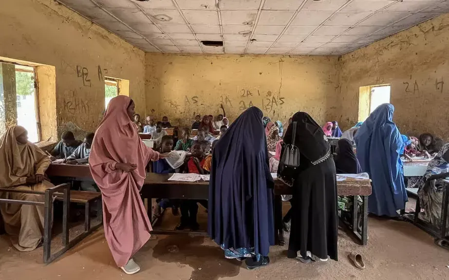 Học sinh đứng trong một lớp học tại trường Tiểu học Shehu Kangiwa ở Argungu, bang Kebbi, Nigeria, ngày 12/4/2025 (Ảnh minh họa: AFP)