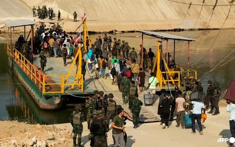 Những người được cho là nạn nhân của các trung tâm lừa đảo lên thuyền vượt sông biên giới Myanmar - Thái Lan, ngày 12/2/2025 (Ảnh tư liệu: AFP)