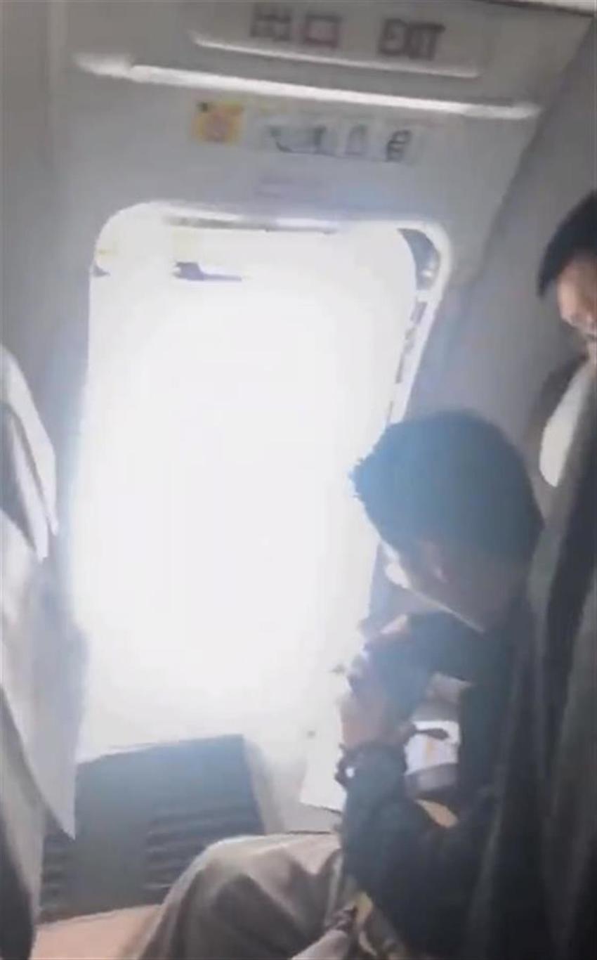 Hành khách vô tư mở cửa máy bay vì muốn