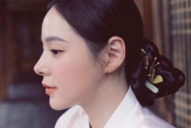 Bà xã Taeyang tung loạt ảnh Hanbok, fan chỉ dán mắt vào 1 chi tiết được gọi là đẹp nhất Hàn Quốc- Ảnh 3. Bà xã Taeyang tung loạt ảnh Hanbok, fan chỉ dán mắt vào 1 chi tiết được gọi là đẹp nhất Hàn Quốc- Ảnh 3.