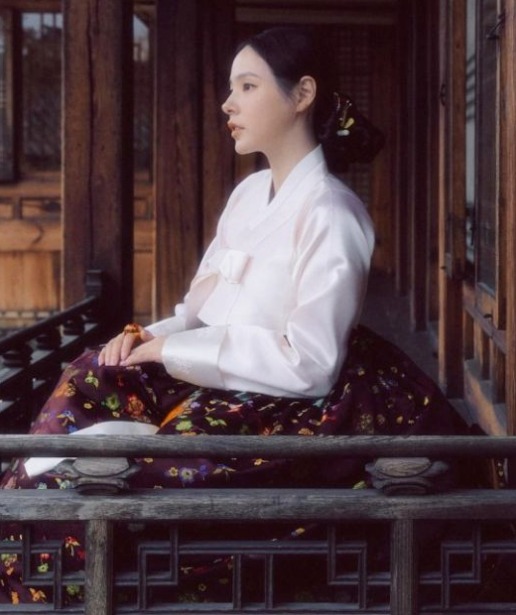 Bà xã Taeyang tung loạt ảnh Hanbok, fan chỉ dán mắt vào 1 chi tiết được gọi là đẹp nhất Hàn Quốc- Ảnh 2. Bà xã Taeyang tung loạt ảnh Hanbok, fan chỉ dán mắt vào 1 chi tiết được gọi là đẹp nhất Hàn Quốc- Ảnh 2.