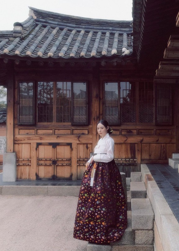 Bà xã Taeyang tung loạt ảnh Hanbok, fan chỉ dán mắt vào 1 chi tiết được gọi là đẹp nhất Hàn Quốc- Ảnh 1. Bà xã Taeyang tung loạt ảnh Hanbok, fan chỉ dán mắt vào 1 chi tiết được gọi là đẹp nhất Hàn Quốc- Ảnh 1.