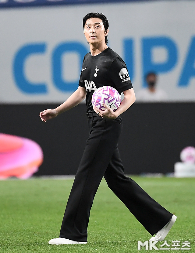 Park Seo Joon sáng bừng khi đến sân tri ân Son Heung Min, hành động gì mà được