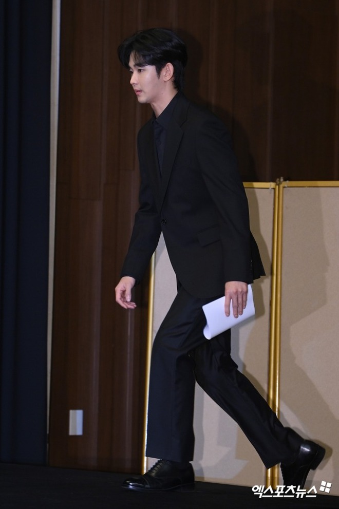 Họp báo khẩn của Kim Soo Hyun: Tài tử bật khóc, cúi gập người xin lỗi- Ảnh 2. Họp báo khẩn của Kim Soo Hyun: Tài tử bật khóc, cúi gập người xin lỗi- Ảnh 2.