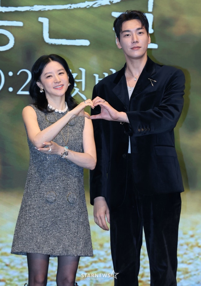 Cặp chị em lệch nhau 16 tuổi vẫn đẹp đôi điên đảo: Nhà gái là báu vật nhan sắc, biết tuổi thật không thể tin nổi- Ảnh 2. Cặp chị em lệch nhau 16 tuổi vẫn đẹp đôi điên đảo: Nhà gái là báu vật nhan sắc, biết tuổi thật không thể tin nổi- Ảnh 2.