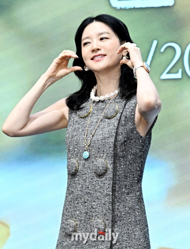 Cặp chị em lệch nhau 16 tuổi vẫn đẹp đôi điên đảo: Nhà gái là báu vật nhan sắc, biết tuổi thật không thể tin nổi- Ảnh 3. Cặp chị em lệch nhau 16 tuổi vẫn đẹp đôi điên đảo: Nhà gái là báu vật nhan sắc, biết tuổi thật không thể tin nổi- Ảnh 3.