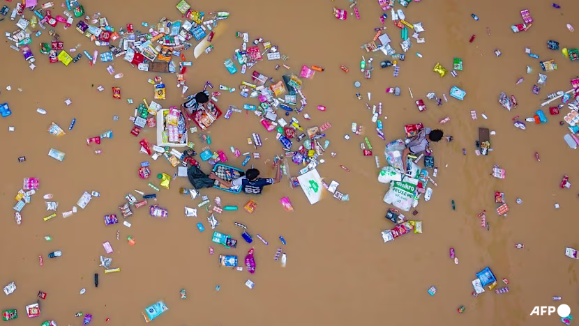 Nhà xác Thái Lan quá tải sau lũ lụt, phải dùng xe tải đông lạnh- Ảnh 3.