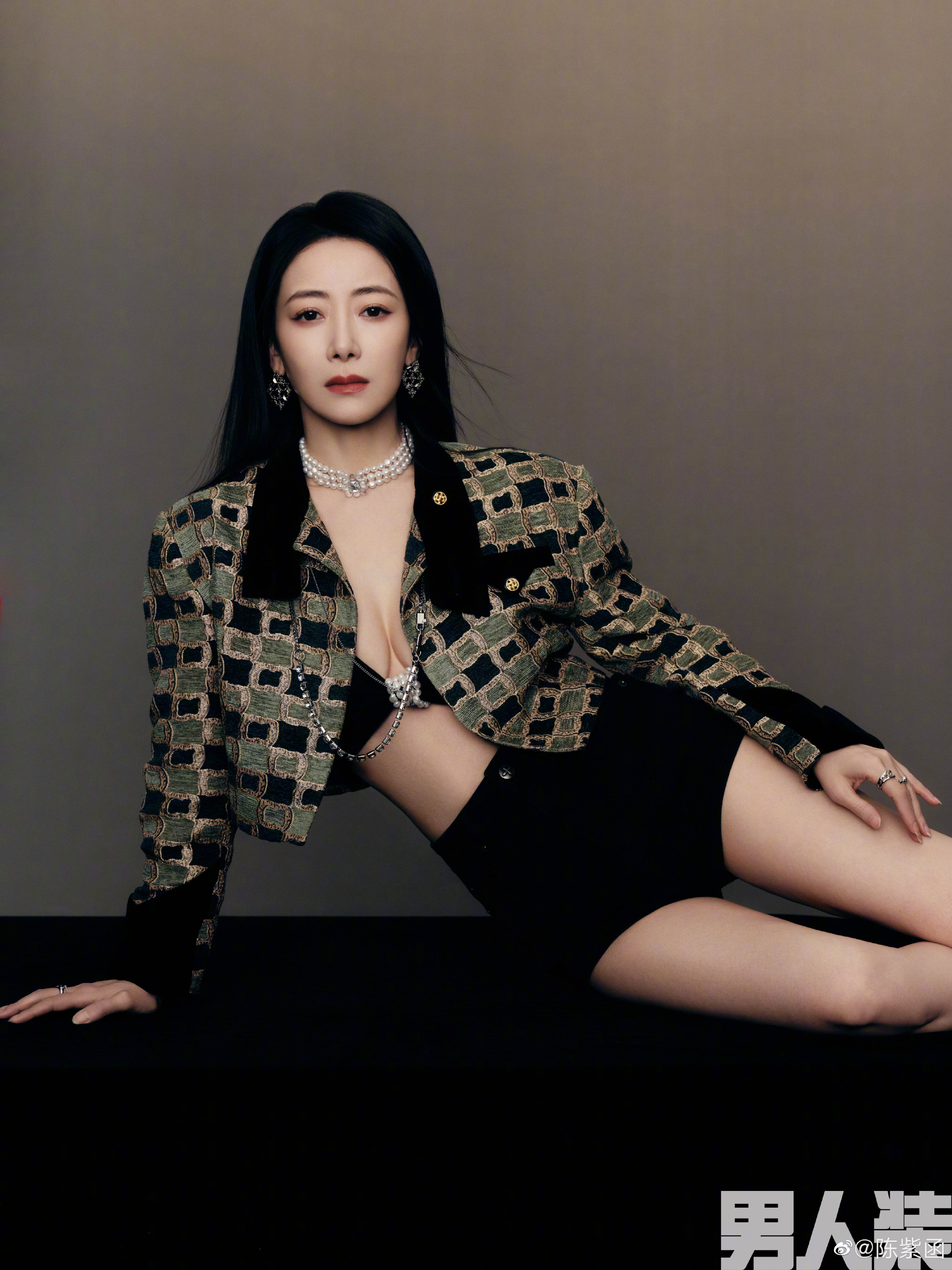 Mỹ nhân showbiz 50 tuổi, body nóng bỏng bị chồng