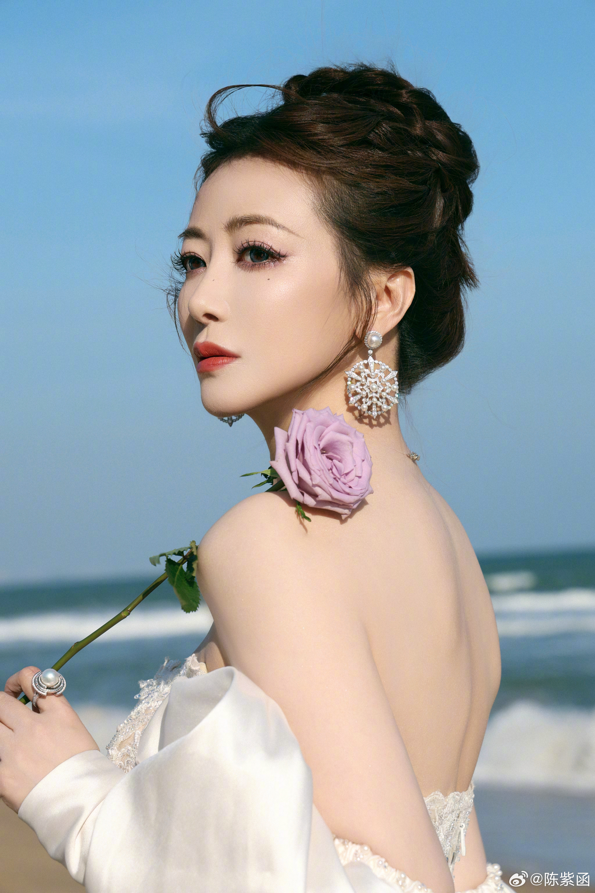 Mỹ nhân showbiz 50 tuổi, body nóng bỏng bị chồng