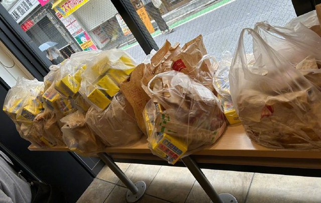 McDonald’s còn nóng hổi bị vứt thành McDonald’s còn nóng hổi bị vứt thành