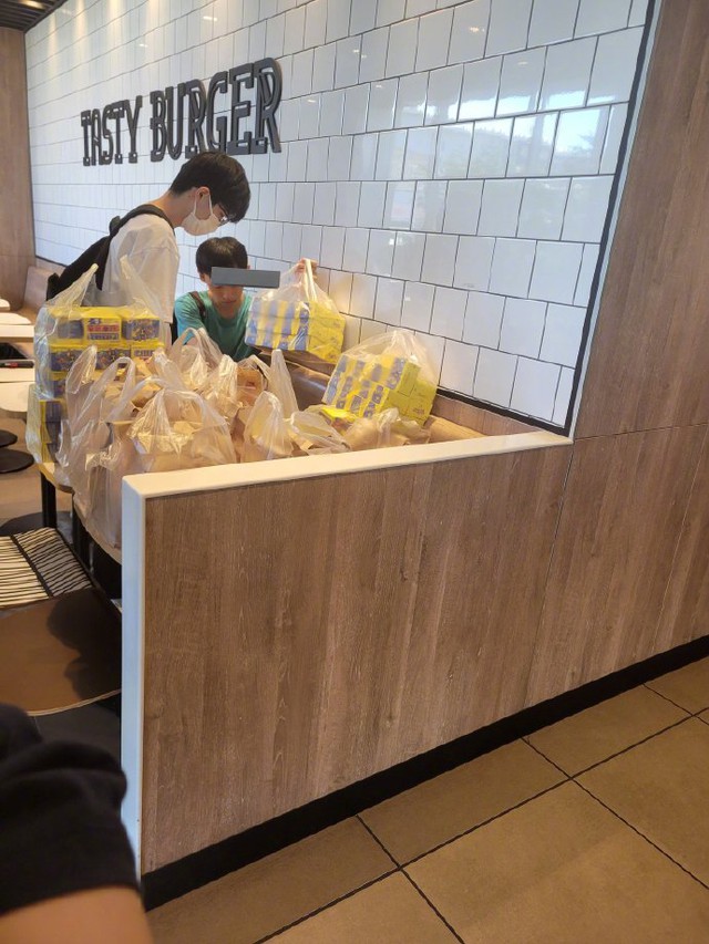 McDonald’s còn nóng hổi bị vứt thành McDonald’s còn nóng hổi bị vứt thành