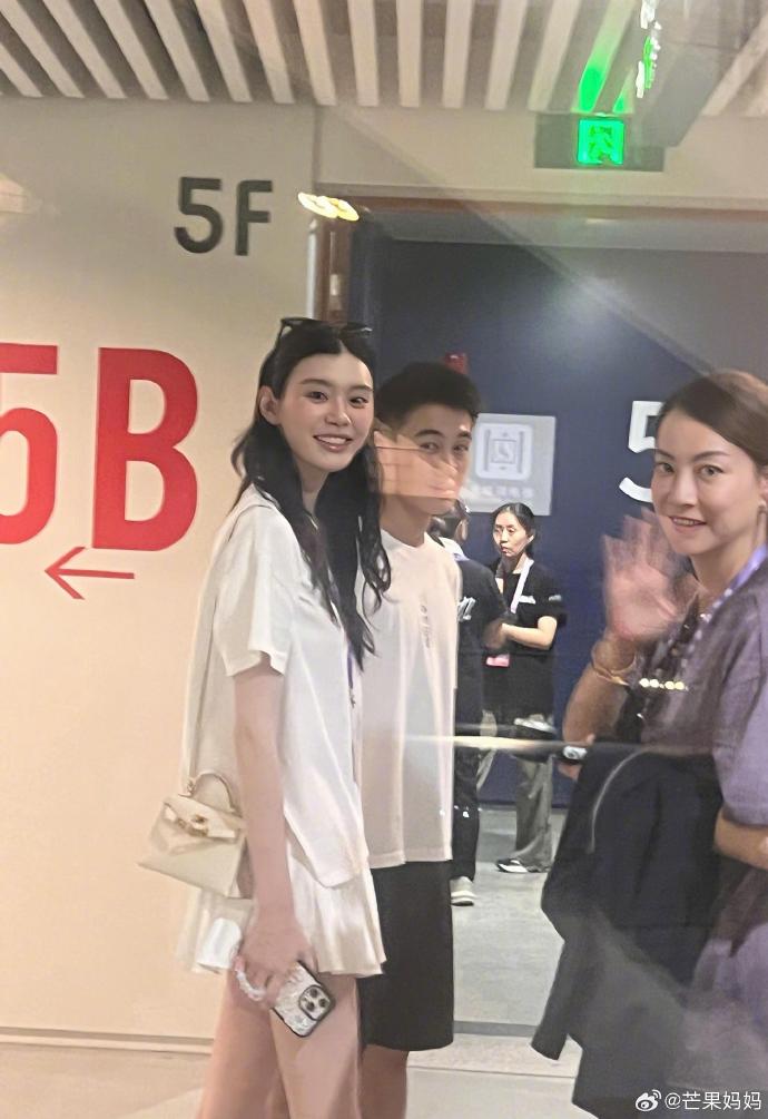 Fan dậy sóng trước hình ảnh mới nhất của siêu mẫu Victoria's Secret giữa nghi vấn bị chồng thiếu gia sòng bạc “cắm sừng”- Ảnh 7. Fan dậy sóng trước hình ảnh mới nhất của siêu mẫu Victoria's Secret giữa nghi vấn bị chồng thiếu gia sòng bạc “cắm sừng”- Ảnh 7.