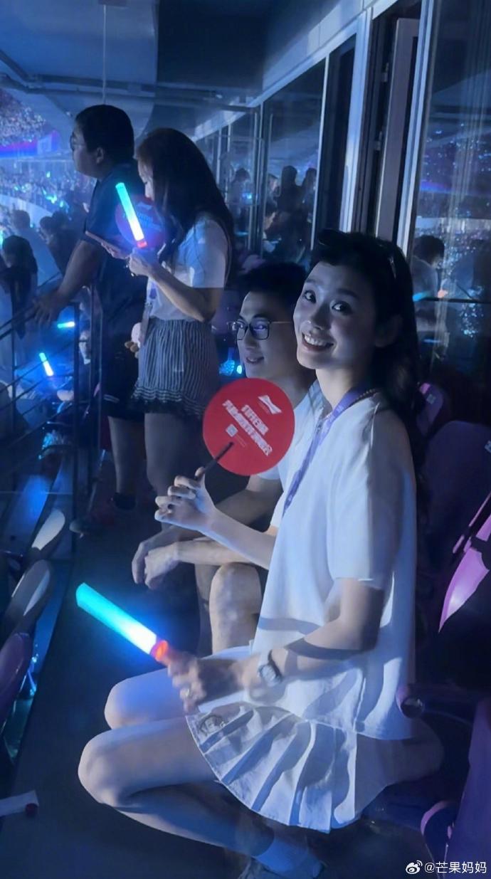 Fan dậy sóng trước hình ảnh mới nhất của siêu mẫu Victoria's Secret giữa nghi vấn bị chồng thiếu gia sòng bạc “cắm sừng”- Ảnh 8. Fan dậy sóng trước hình ảnh mới nhất của siêu mẫu Victoria's Secret giữa nghi vấn bị chồng thiếu gia sòng bạc “cắm sừng”- Ảnh 8.