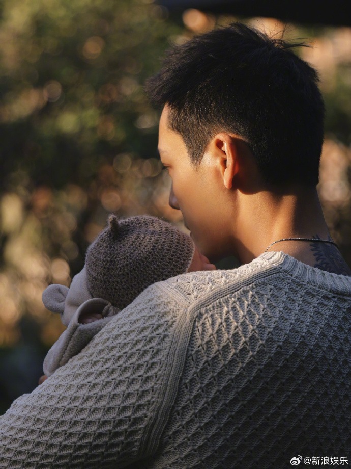 Sốc visual của siêu mẫu Victoria's Secret sau khi sinh con cùng Trần Vỹ Đình, netizen cảm thấy bị