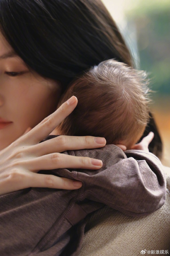 Sốc visual của siêu mẫu Victoria's Secret sau khi sinh con cùng Trần Vỹ Đình, netizen cảm thấy bị