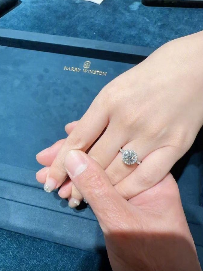 Cặp diễn viên hàng đầu chia tay sau 1 tháng đính hôn, nhà trai