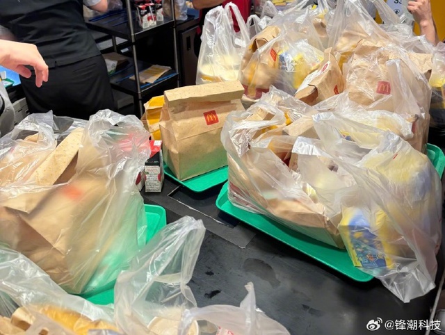 McDonald’s còn nóng hổi bị vứt thành McDonald’s còn nóng hổi bị vứt thành