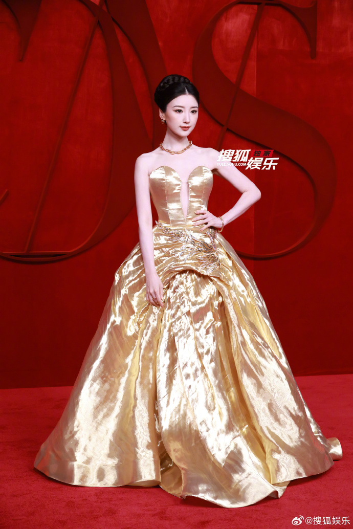 Thảm đỏ nóng nhất hôm nay: Lâm Duẫn o ép vòng 1 đọ